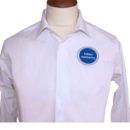 Chemise blanche ajustée, broderie coeur (tenue equipe commerciale, salon)