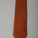Cravate rouge avec logo noir imprimé en base