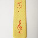 Cravate fond jaune, impression notes de musique en rouge (membres chorale)