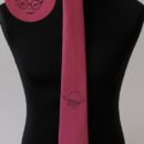 Cravate personnalisée (fond bordeaux et logo noir), membres amicale
