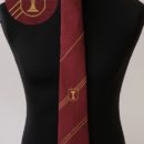 Cravate personnalisée (fond bordeaux, rayures et logo or), membres confrérie