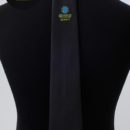 Cravate personnalisée ( fond noitr+ logo bicolore brodé sous le nœud), personnel agence de sécurité