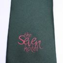 Cravate polyester, personnalisée avec la broderie du nom , personnel hôtel