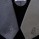 Cravates en soie grises tissées jacquard, logo brodé en base, cadeaux protocolaire université
