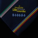 cravate bleue rayée, logo association tissé jacquard en base, signe de reconnissance membres association