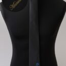 cravate slim tissée jacquard, personnalisée avec le sigle de l'association etudiante