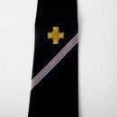 cravate noire, personnalisée aux couleurs du ruban et de la médaille de la croix du combattant