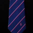 Cravate en soie personnalisée bleue, rayures roses + logo rose brodé en base, anniversaire entreprise