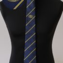 Cravate soie personnalisée, fond bleu, rayures jaunes, logo club service (Kiwanis)