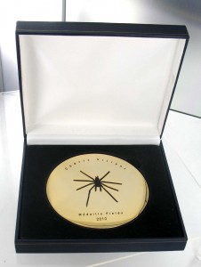 médaille dorée à l'or fin offerte à Cédric Villani (médaille Field 2010)