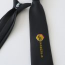cravate de sécurité à clip, avec logo tissée dans le sens de la longueur