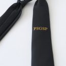 cravate de sécurité, fond en relief gris foncé, logo or floqué sous le nœud